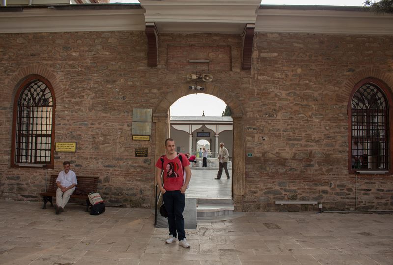 Emir Sultan Külliyesi girişi