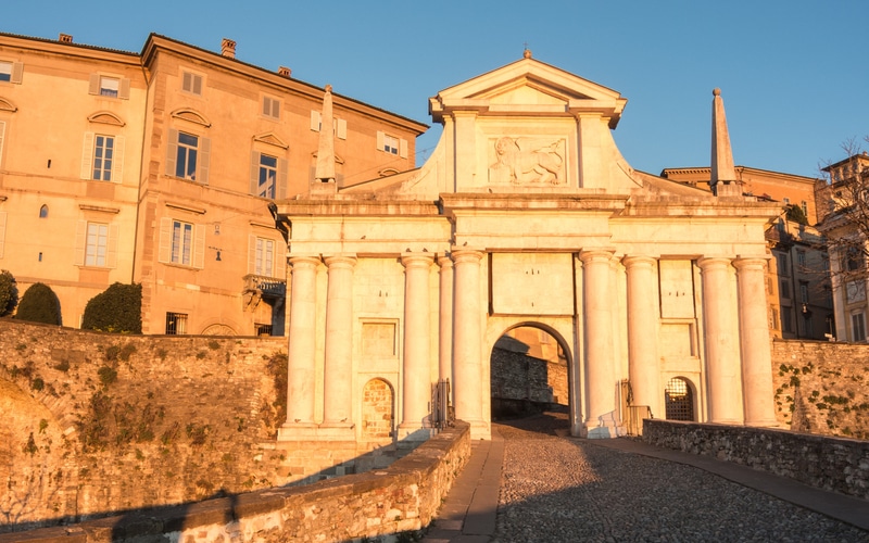 Porta San Giacomo (Bergamo Şehir Kapısı)